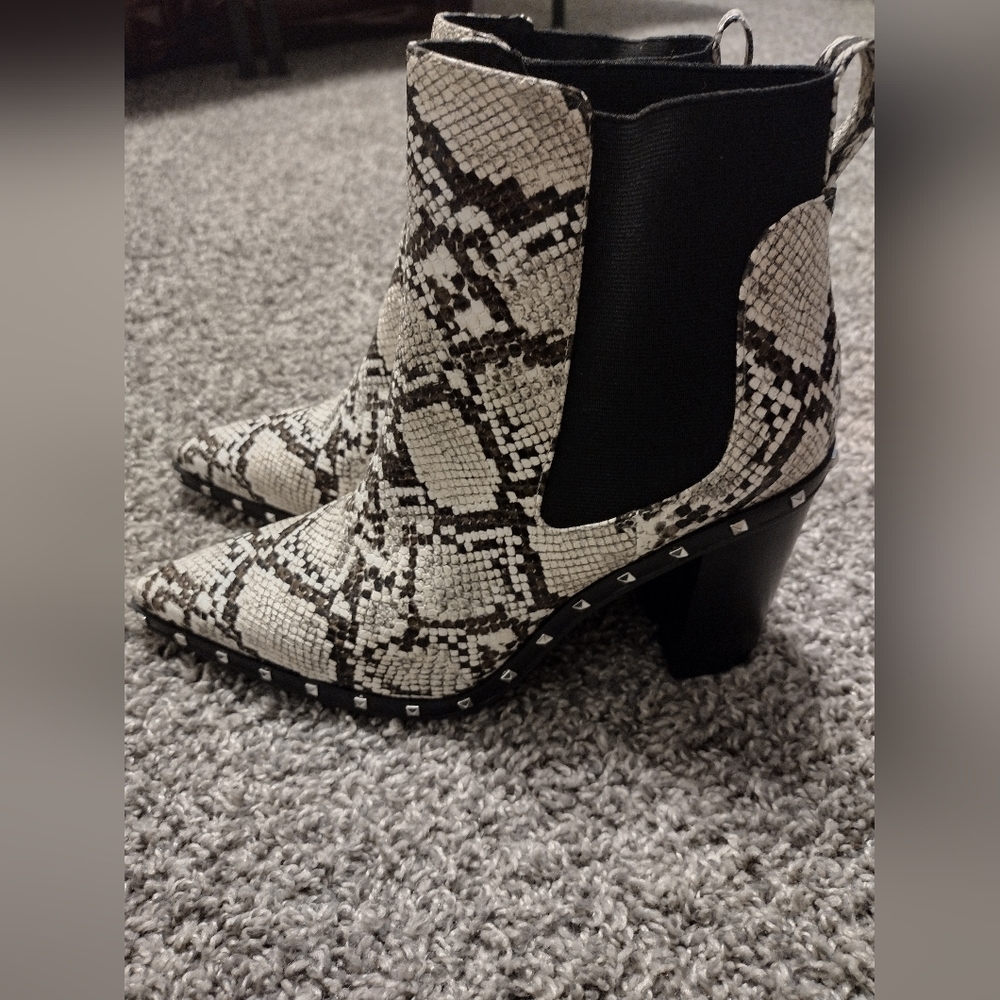 Charles by Charles David | Size 9 | Off White & Black